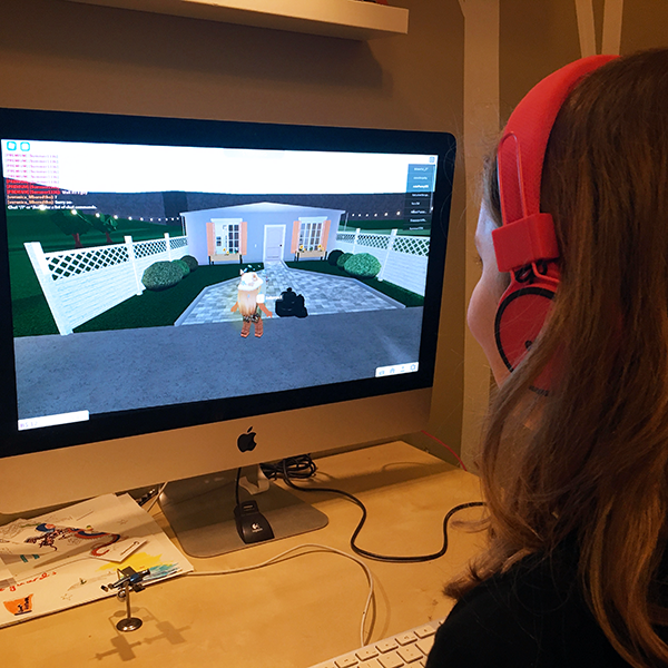 the maths of roblox sso girl playing roblox on the computer